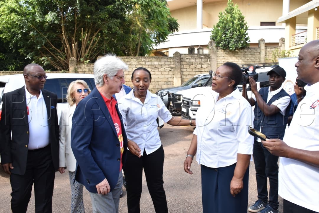 Francesco Arezzo ng'anyumyamu ne Christine Kawooya rotary governor of d214 ssaako ne Dr. Dorothy Kyeyune Byabazaire n'akulira ettelekero ly'omusaayi e Nakasero