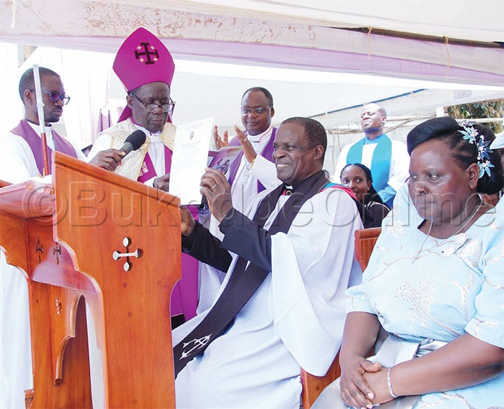 Omulabirizi Banja Ng&rsquo;atuuza Ssaabadinkoni W&rsquo;e Gayaaza Omuggya Ven. Mwanje. Asooka Ku Ddyo Ye Mukyala Mwanje