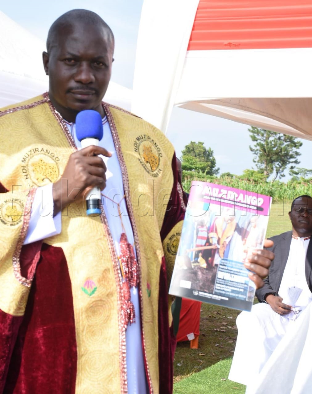 Omukulu w'ekika ky'engo ng'alaga Akatabo akaakubiddwa okulaga ebikoleddwa ekika mu Mwaka guno