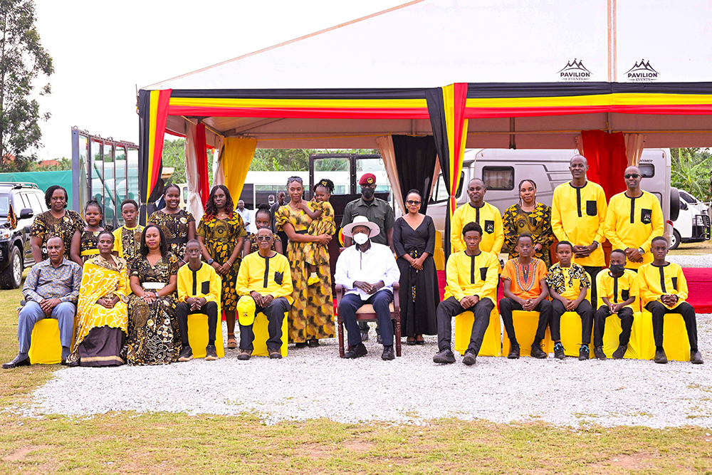 President Museveni (C) poses for a photo with Prof. Ephraim Kamuntu and members of his family during Kamuntu&rsquo;s thanksgiving ceremony in Sheema on Saturday. (PPU Photo)