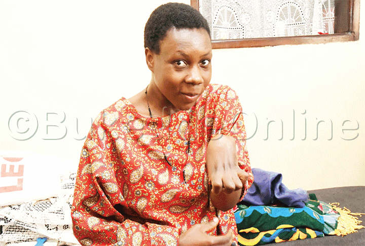 Judith Nakintu baamuggyiramu ensingo ku kyeyo.