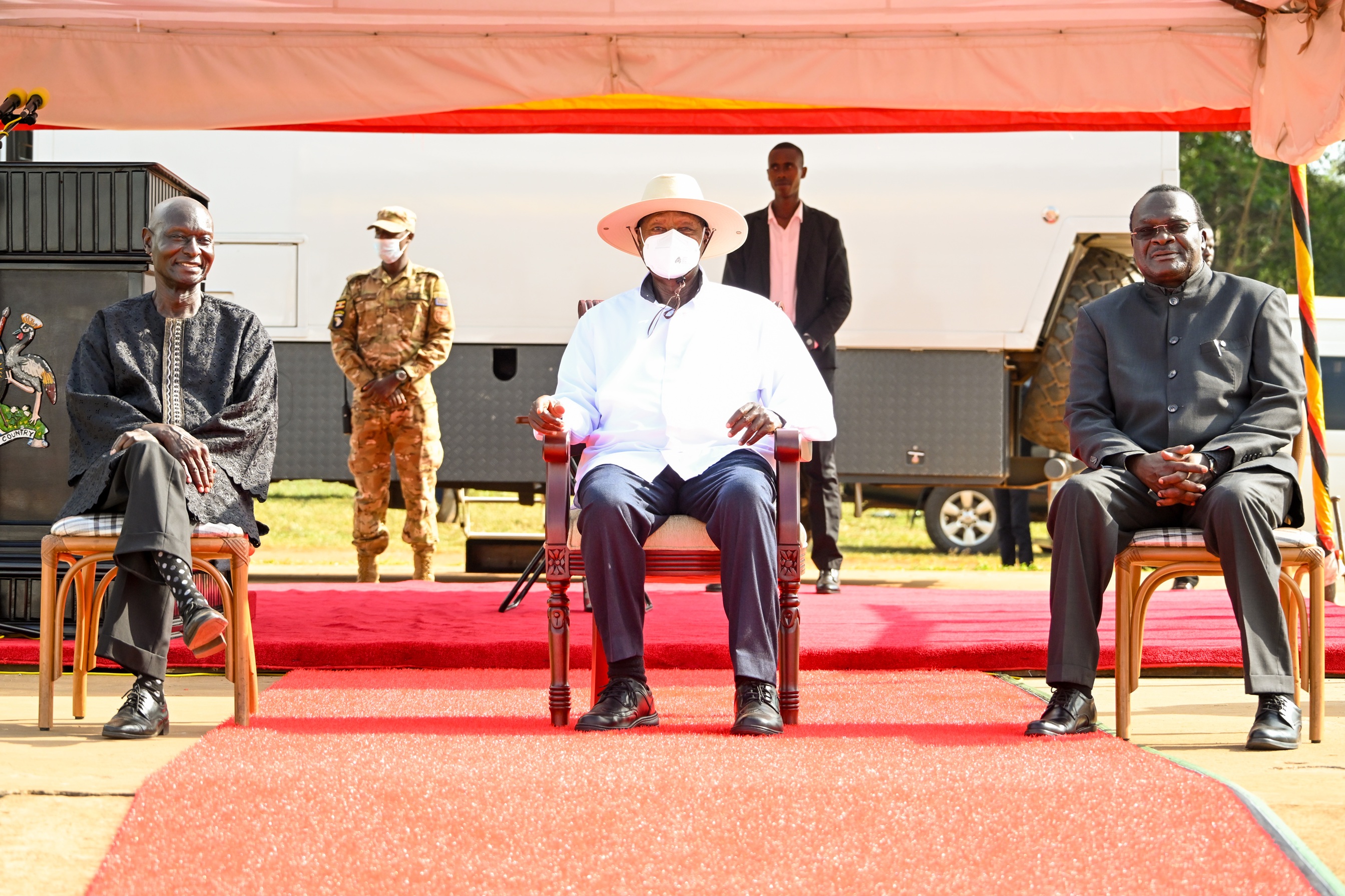 President Museveni asiimire Owiny-Dollo ahabw'okureetaho obumwe omumatemba g'eihanga...(PPU Photo)