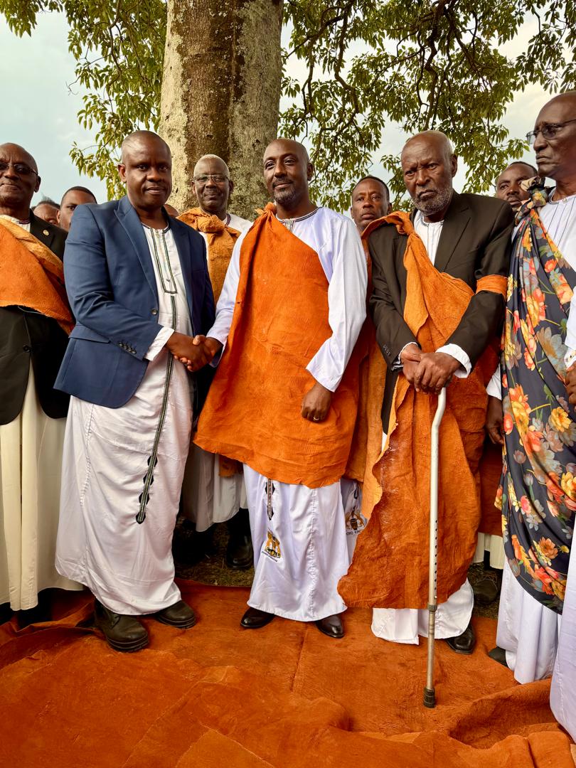 Minister of Local Government Balaam Barugahara Ateenyi (2nd left) shaking hands with the newly appointed Omukama of Tooro Edward Rukidi Nyabongo I (centre). (Courtesy)