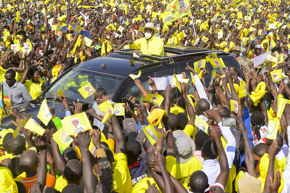 President Museveni arrives for the campaign rally amidst cheers from the NRM supporters. (PPU)