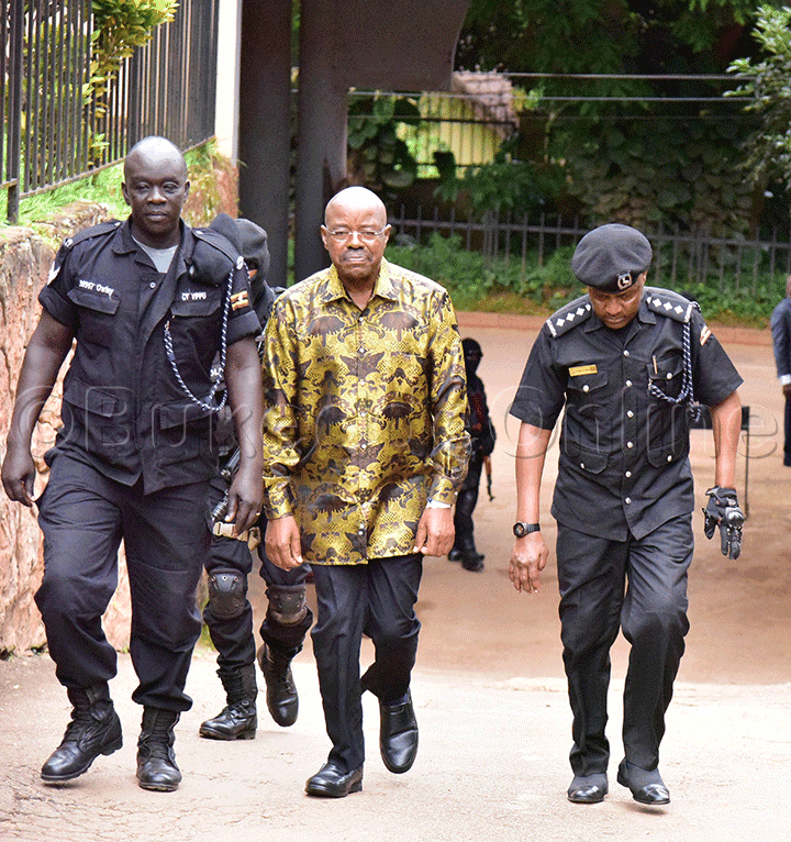 Minisita Amos Lugoloobi Ng'atuusibwa Ku Kkooti E Kololo2