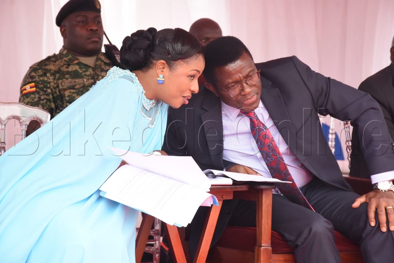 Dr. Biyinzika ng'aliko akaama kaakuba Katikkiro Mayiga