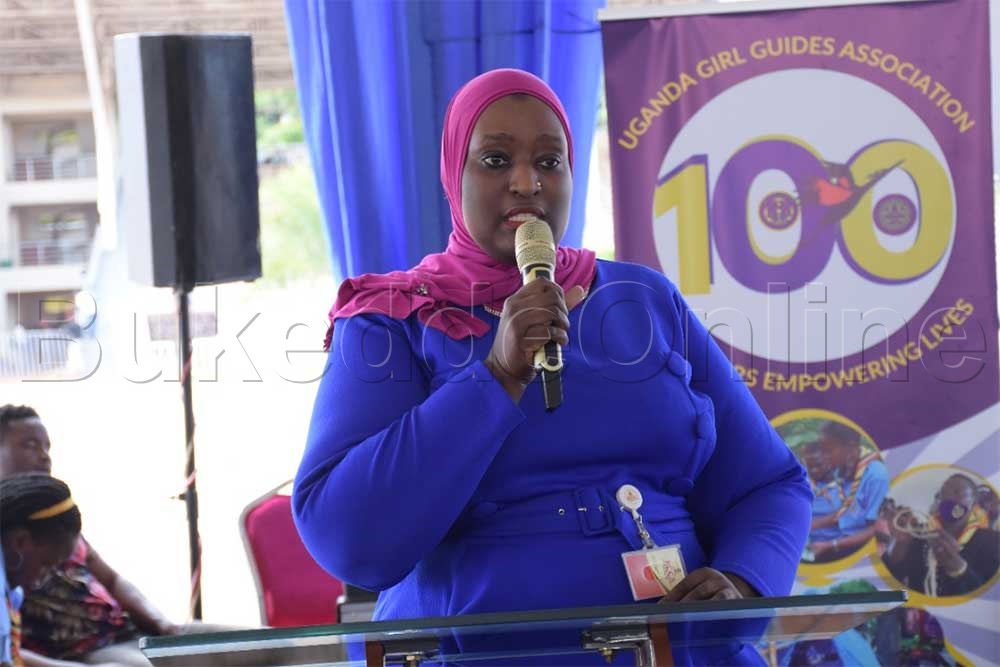 Hajati Kuluthum ng'awa obubaka ku nkuza y'abaana