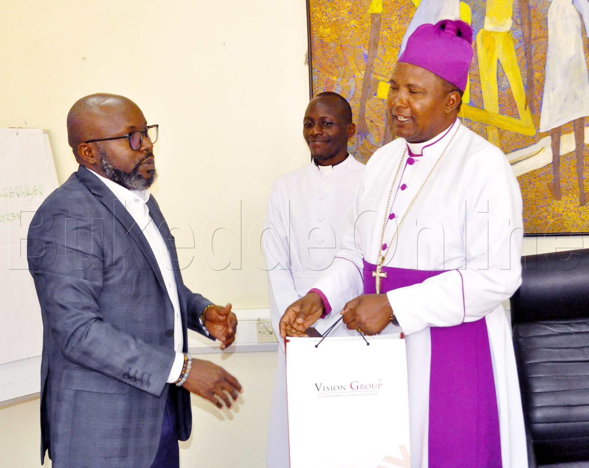 Omubirizi we Mukono ng'ali mu office za Vision Group