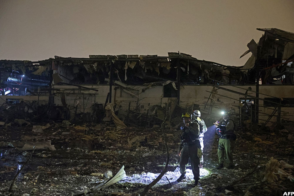  Israeli security forces and first responders inspect the site of an Iranian strike that hit a residential neighbourhood in Petah Tikva on April 2, 2026.