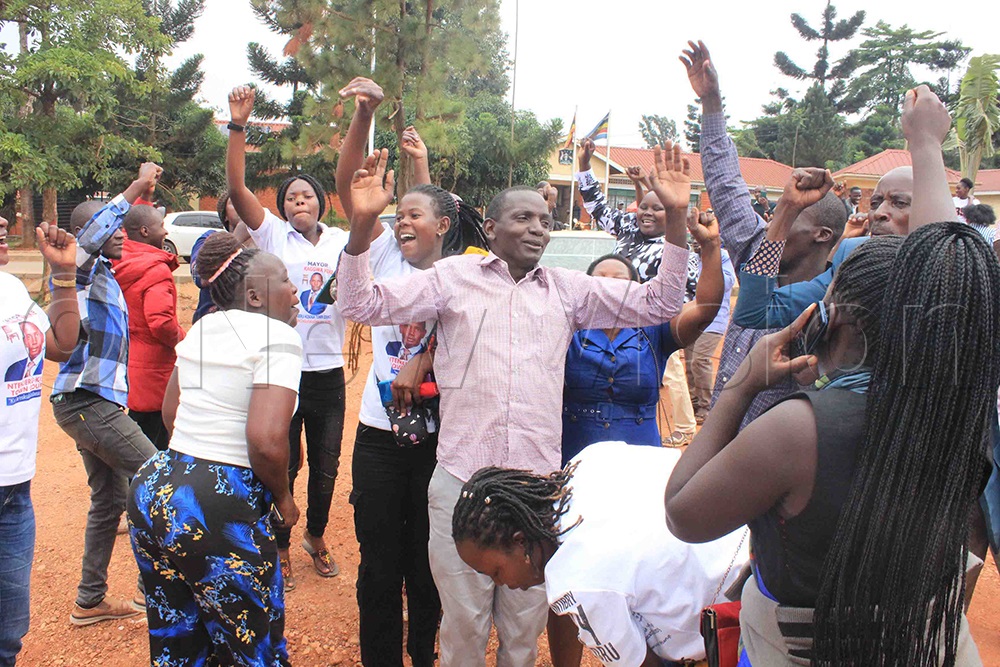 Mike Kaggwa, the Ntenjeru-Kisoga Town Council chairperson elect celebrating with his supporters after winning the case. (Photo by Henry Nsubuga)