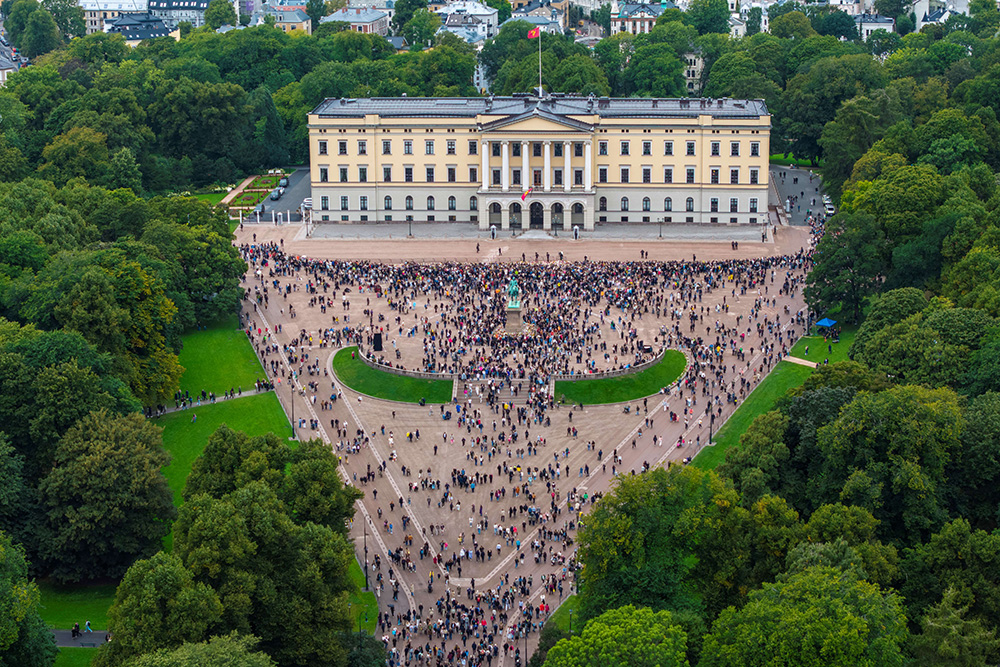 An aerial view taken on August 28, 2026 shows people flocking to Palace Square in Oslo, where candles and flowers were placed after the announcement of the death of King Harald V of Norway in the morning.