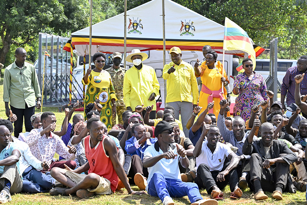 President Museveni posing for a group photo with leaders and supporters. (PPU)