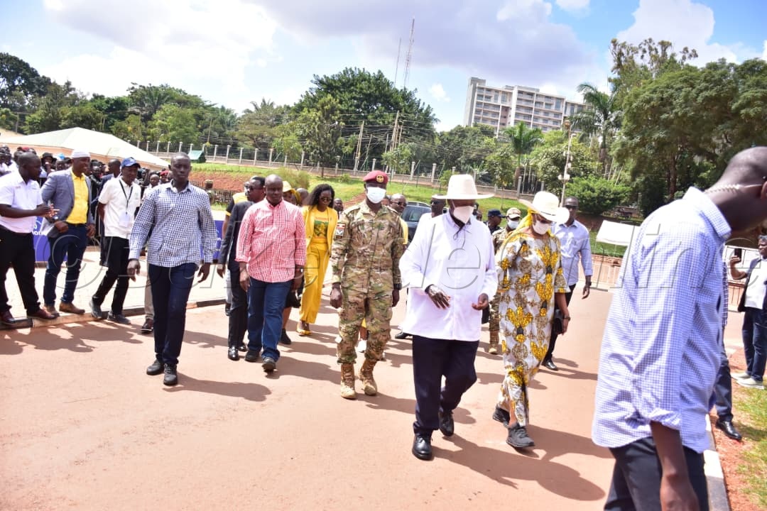 Pulezidenti bwe yabadde yaakatuuka ku kisaawe e Kololo