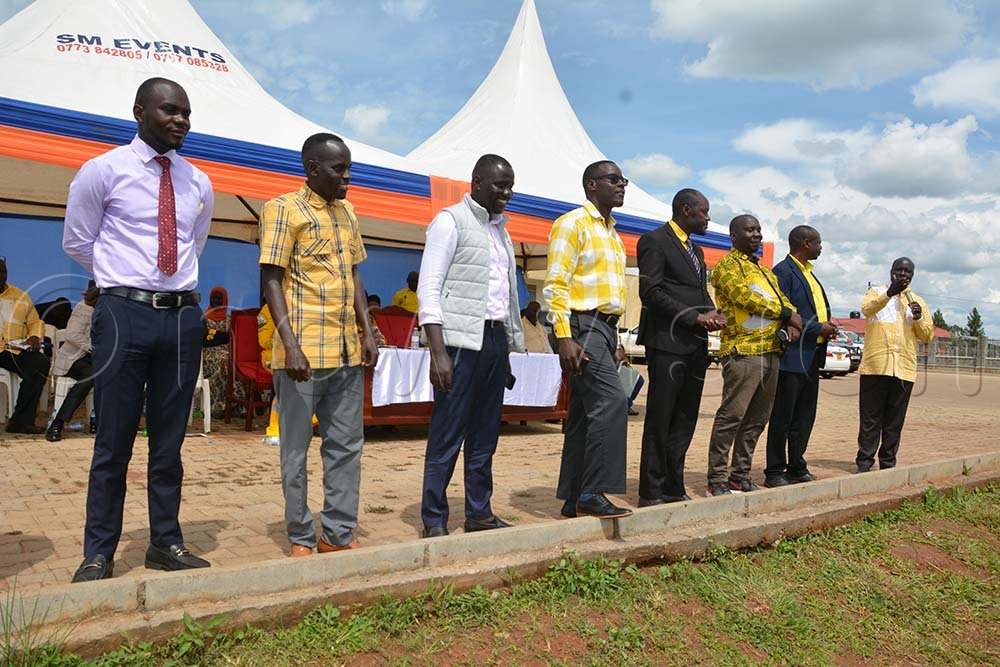 Dr Tanga Odoi (L), the NRM Electoral Commission Chairperson invited all the aspirant to introduce themselves to the Kikuube district NRM delegates. (Peter  Abaanabasazi)