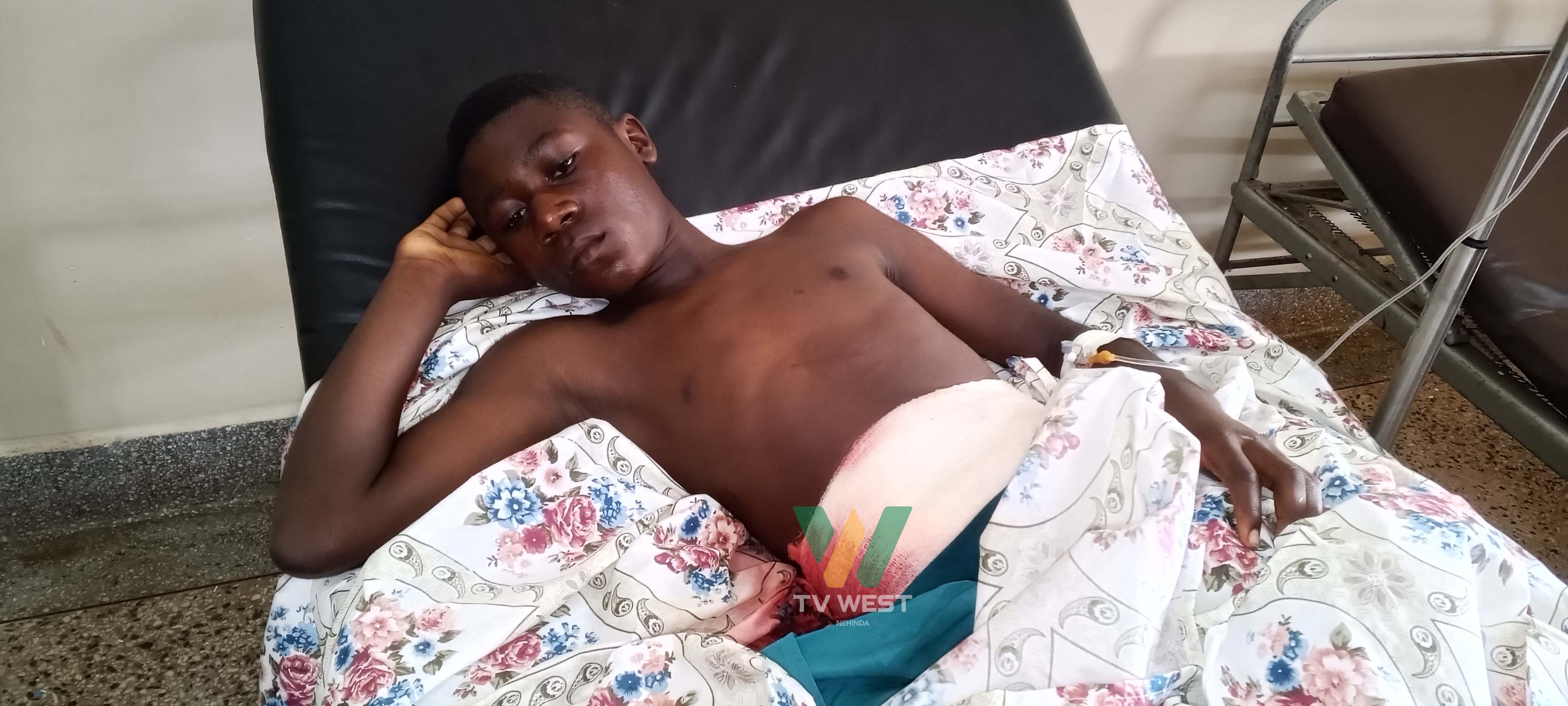 Junior Bwambale, 17, ari ah’eirwariro erya Mt. St. Mary’s Hospital ahi ariyo naragurirwa obuhuta obu atungire.
