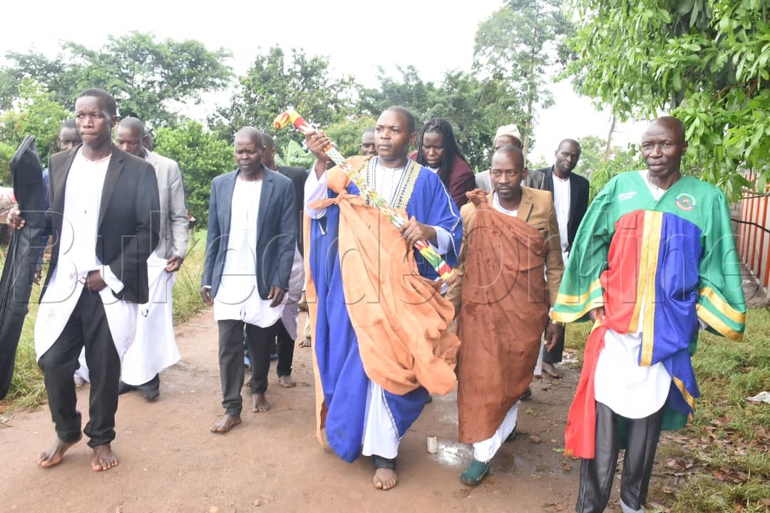 Katikkiro Muyunga ng'alaga abazzukulu abeetabye ku mukolo