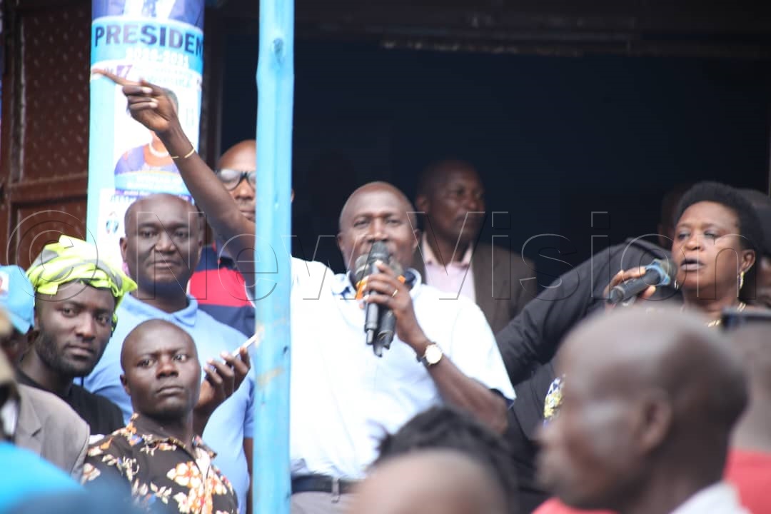 FDC presidential candidate Nathan Nandala Mafabi with FDC supporters.
