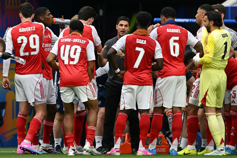 Arsenal's Spanish manager Mikel Arteta (C) speaks to his players during a water break during the UEFA Champions League final football match between Paris Saint-Germain (PSG) and Arsenal FC at the Puskas Arena in Budapest on May 30, 2026. (Photo by NICOLAS TUCAT / AFP)