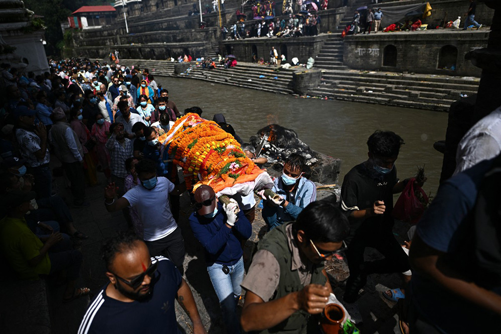  Mourners attend the cremation ritual of protest victim Ishwot Adhikari, during his funeral ceremony along the banks of Bagmati River at the Pashupatinath Temple in Kathmandu on September 15, 2025. (Photo by Pedro PARDO / AFP)