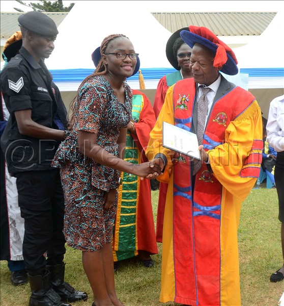 Minisita John C. Muyingo Ng'akwasa Satifikeeti Angel Nanteza Eyayiiya Oluyimba Lw'ettendekero Ly'a Basawo Erya School Of Psychiatric Clinical Officers,butabika.