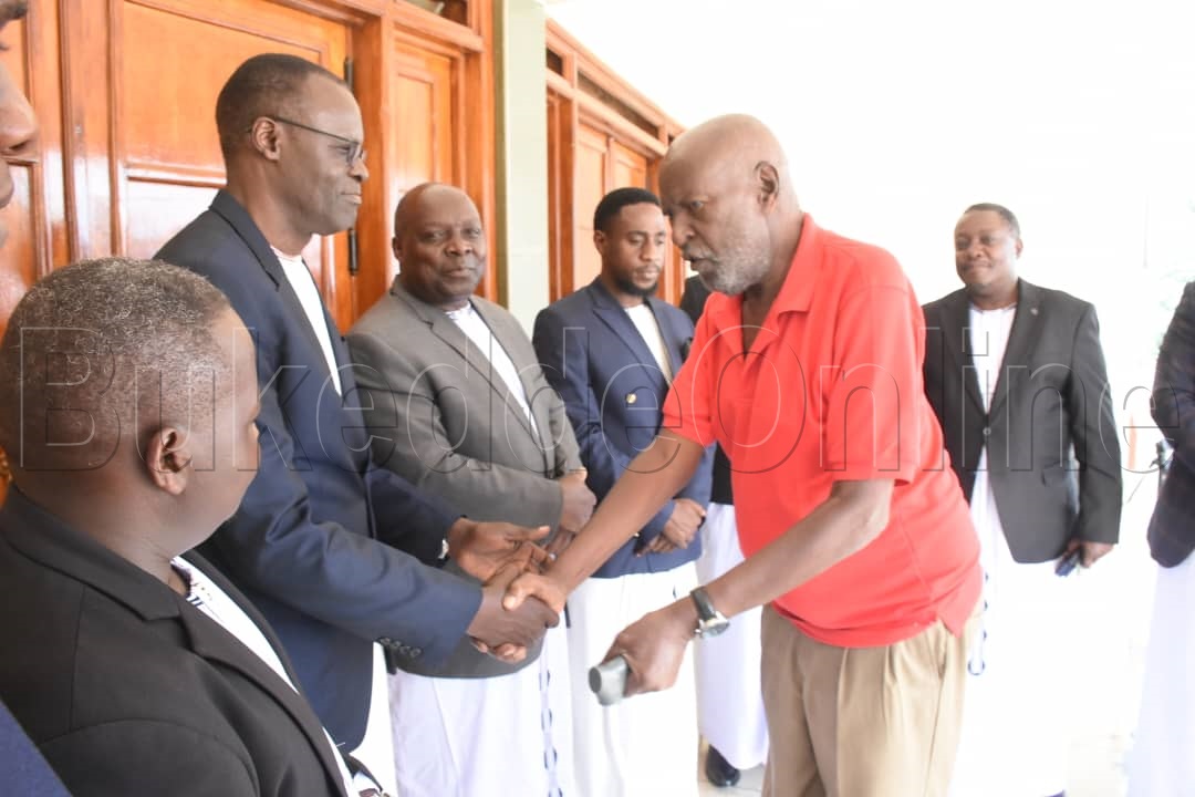 Musuuga Kamurasi (mu lugoye olumyufu) ng'ayaniriza Omutaka Namwama Augustine Kizito Mutumba