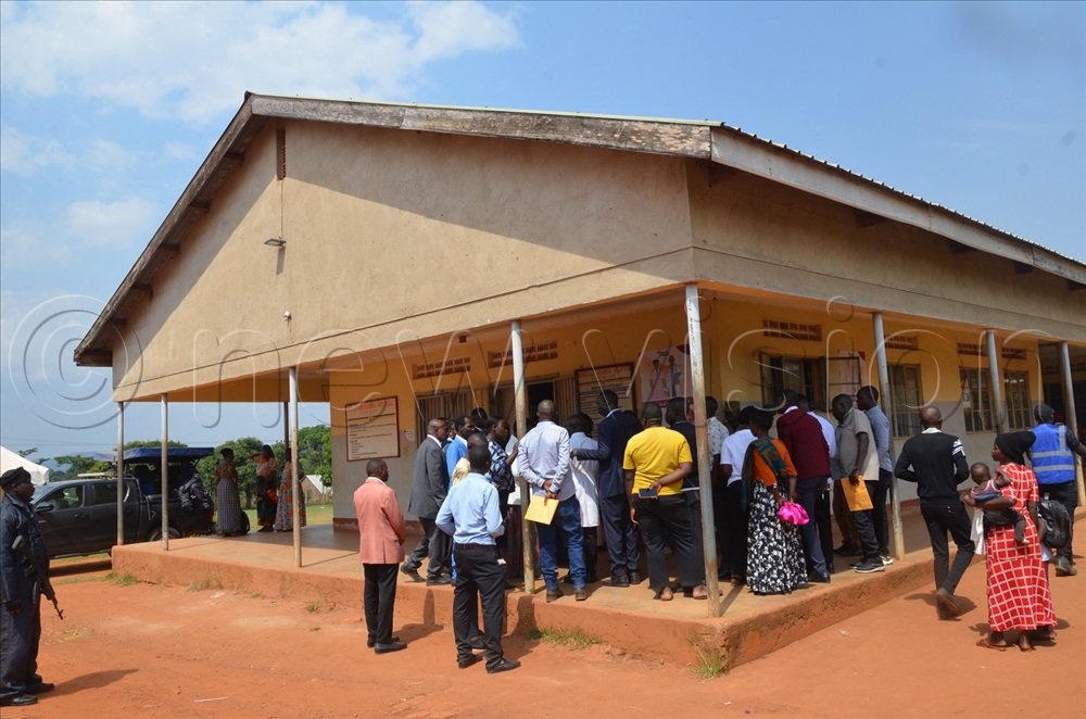 Locals crowded at the Buwenge General Hospital, where the lightning survivors were rushed for treatment on Thursday. (Photo by Jackie Nambogga)