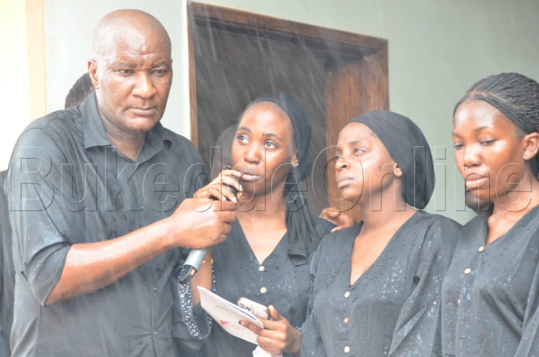 Bamulekwa b'omugenzi nga boogera eri abakungubazi