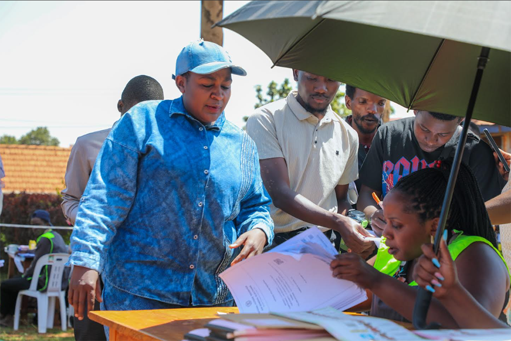 Hadijah Namyalo nga yetegereza enkalala okuli erinnya lye 