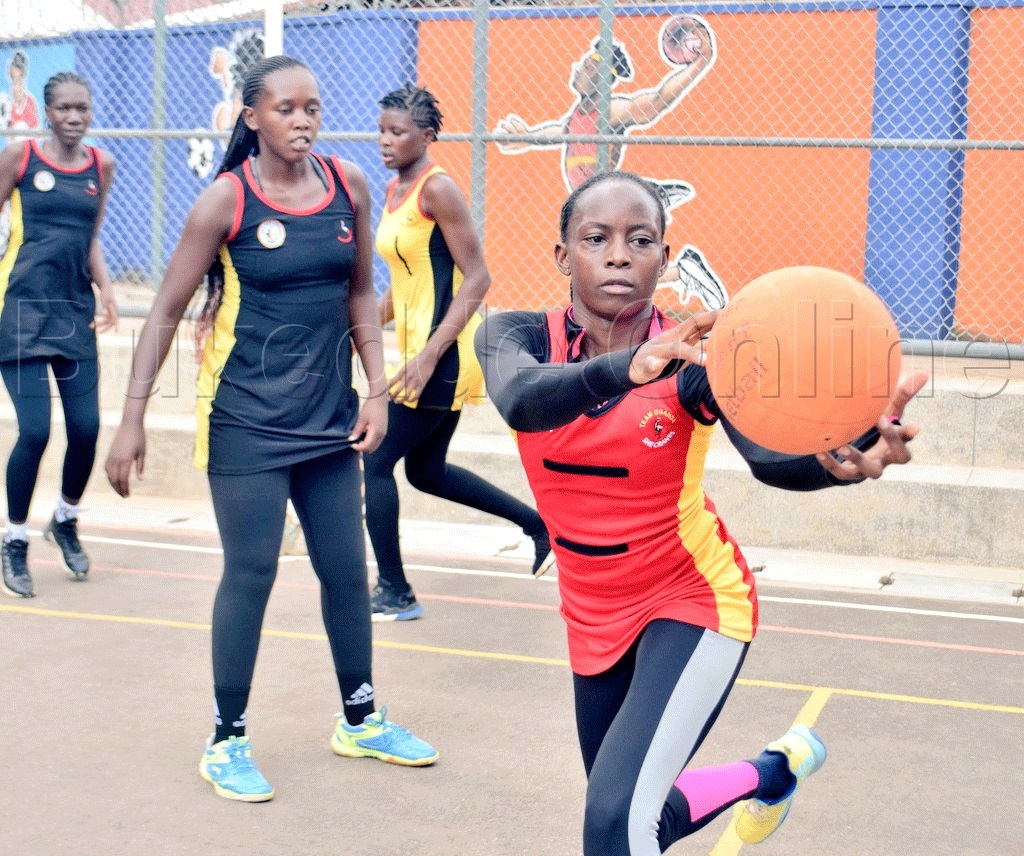 Omuzibi wa She Cranes ng'akutte omupiira