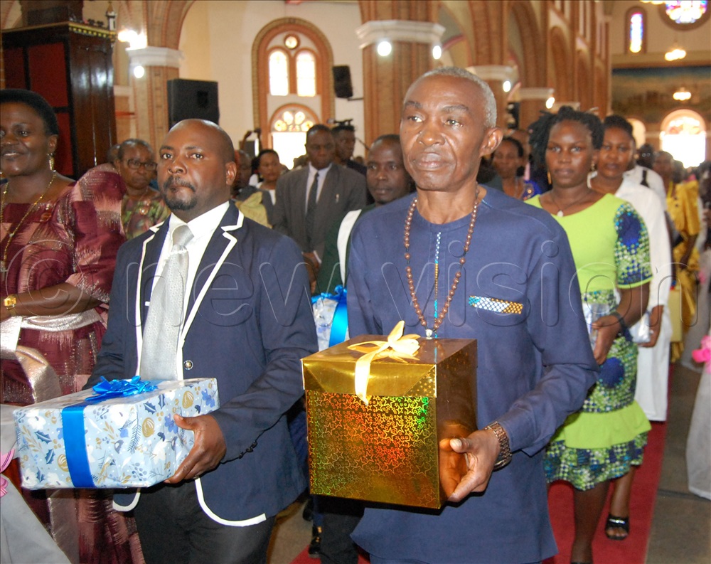 The Christians from Christ the King Deanery carrying offertory during mass.
