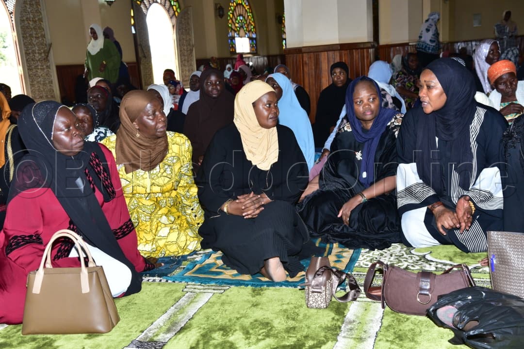 minisita omubeezi ow'ebyokwerinda Huda Oreru (ku kkono),minisita Minsa Kabanda ,omumyuka wa ssabaminisita ow'okusatu Lukia Nakadama n'abalala