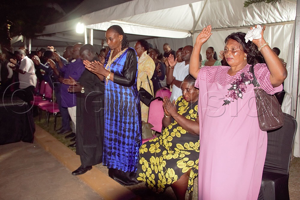 Mourners praying for the soul of the late King Oyo Nyimba Kabamba Iguru Rukidi IV in Buziga. (Credit: Nickson Turyahikayo)