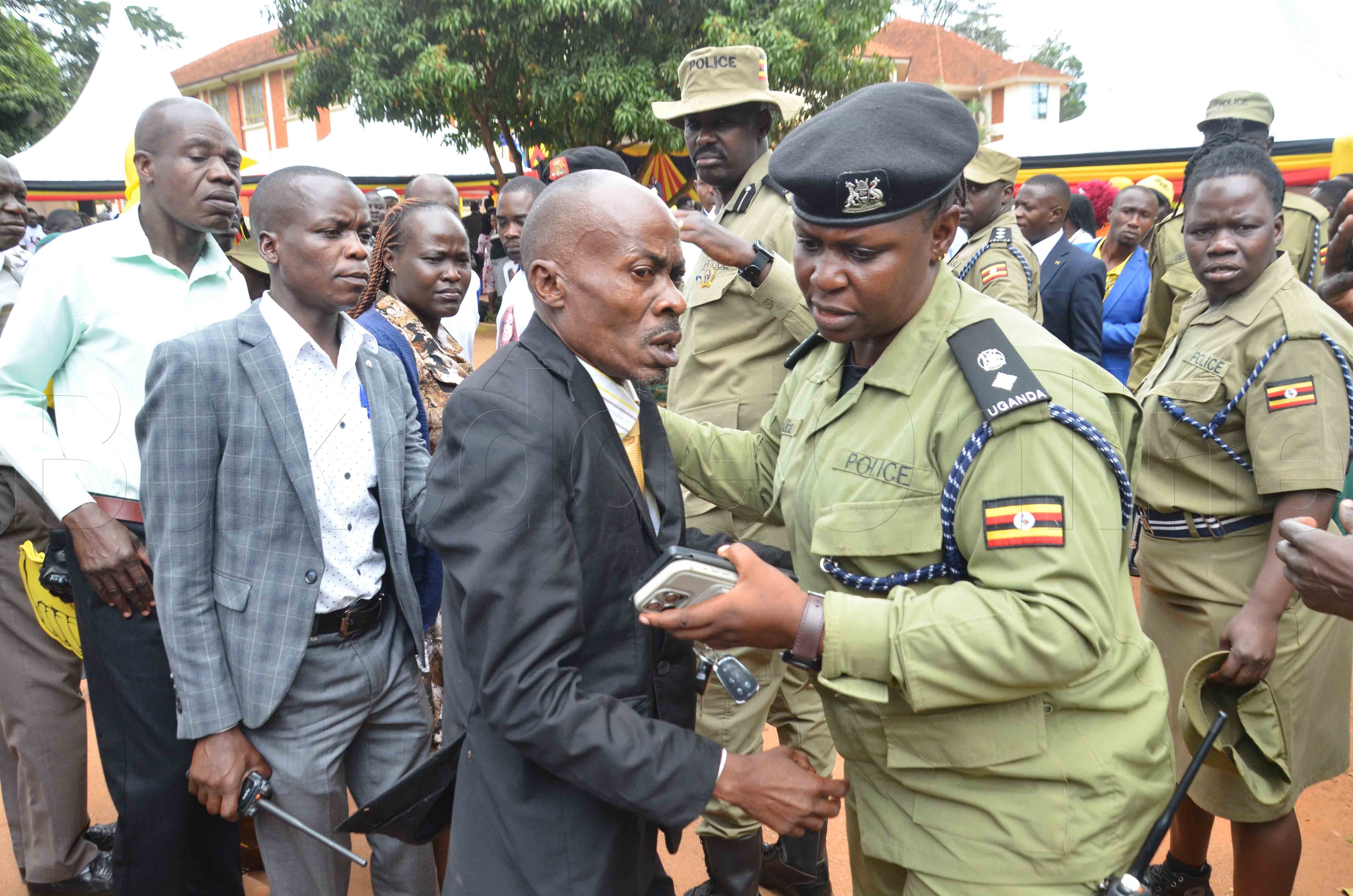 Poliisi ng'ekkakkanya embeera