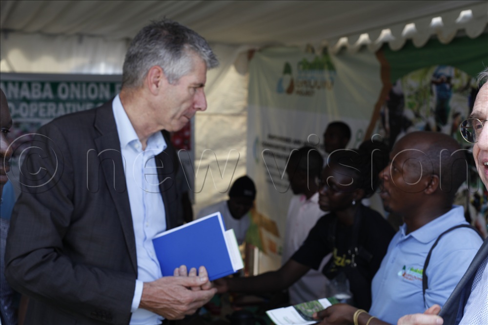 Bouwe-Jan Smeding, the Deputy Ambassador of the Kingdom of the Netherlands holds a conversation with one of the facilitators.