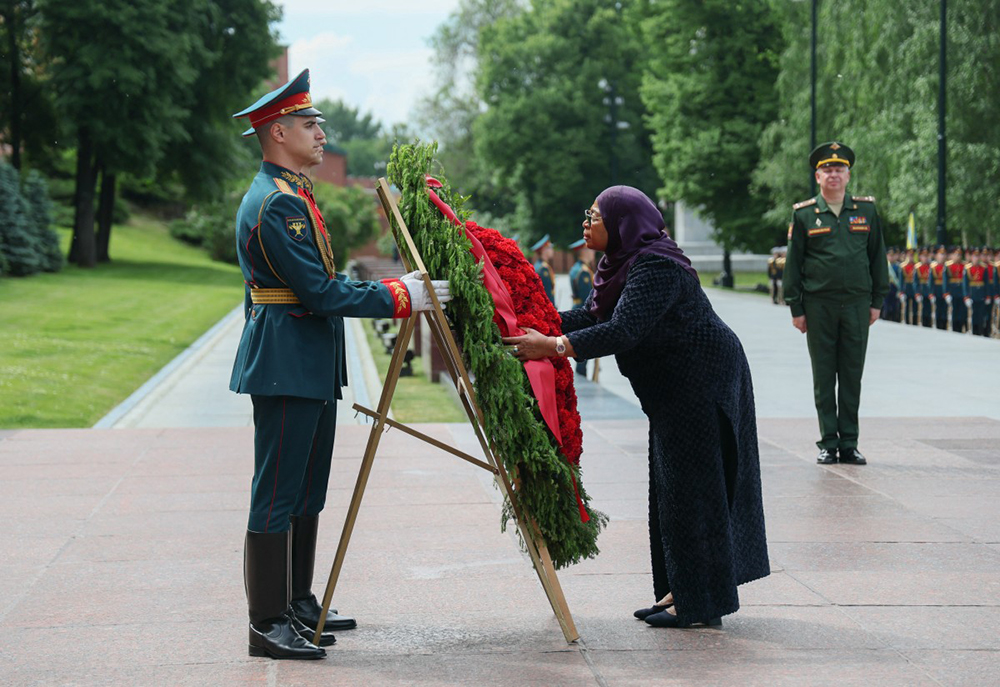 Tanzania's President Samia Suluhu Hassan attends a wreath-laying ceremony at the Tomb of the Unknown Soldier by the Kremlin wall in Moscow on June 3, 2026. (AFP)