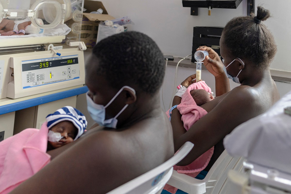 Lydia Auma (L), 32, alongside Margaret Adhiambo (R), 28, both of whom delivered prematurely feed their daughters at an incubator-station for babies born ahead of schedule at the Pumwani Maternity Hospital, Nairobi on September 4, 2025. (Photo by Tony KARUMBA / AFP)