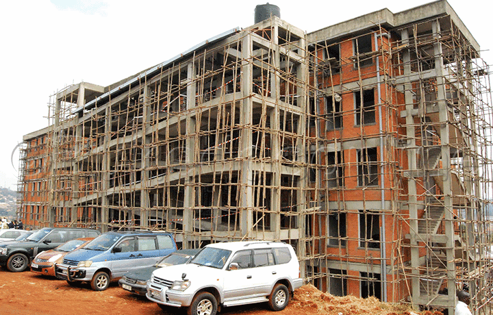Ekizimbe ky'eddwaliro lya Kireka dventist Hospital ekiri mu kuzimbibwa nga bwe kifaanana.