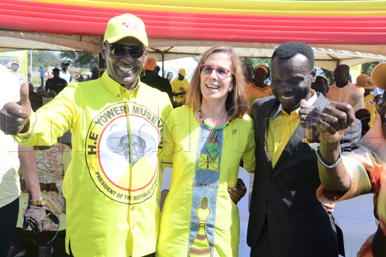 Mike Mukulu n'abamu ku bawagizi ba NRM e Tororo