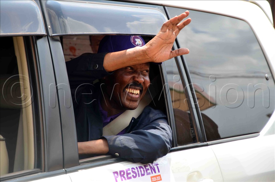 ANT presidential candidate waving to his supporters on his way to Kawempe on Tuesday September 30, 2025. (All Photos by Stuart Yiga)