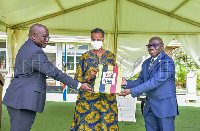 Minisita Katan Museveni nga bamukwasa ebivudde mu bigezo bya Senior 4