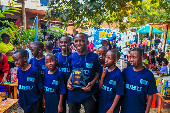 Abaana nga balaga engule ezibaweereddwa 