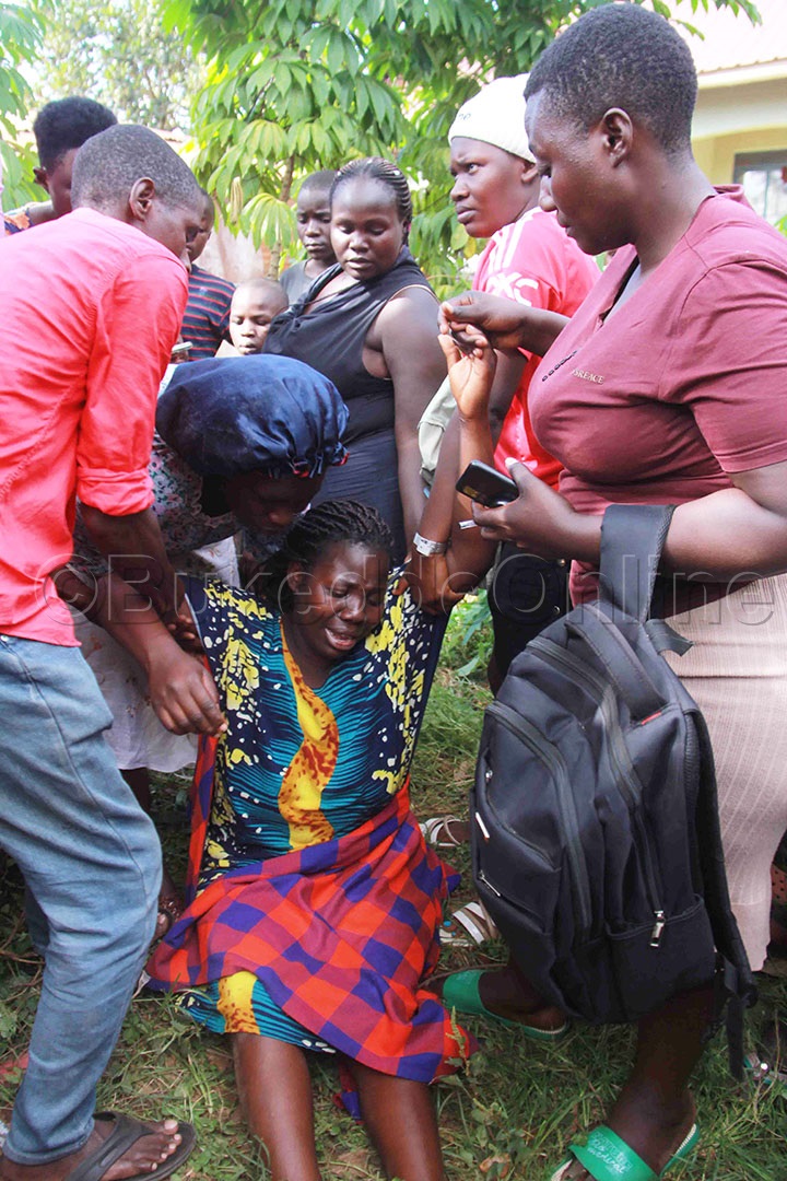 Abatuuze Nga Bawaniridde Maama W'omugenzi Namukwaaya Eyabadde Ayaziirana.