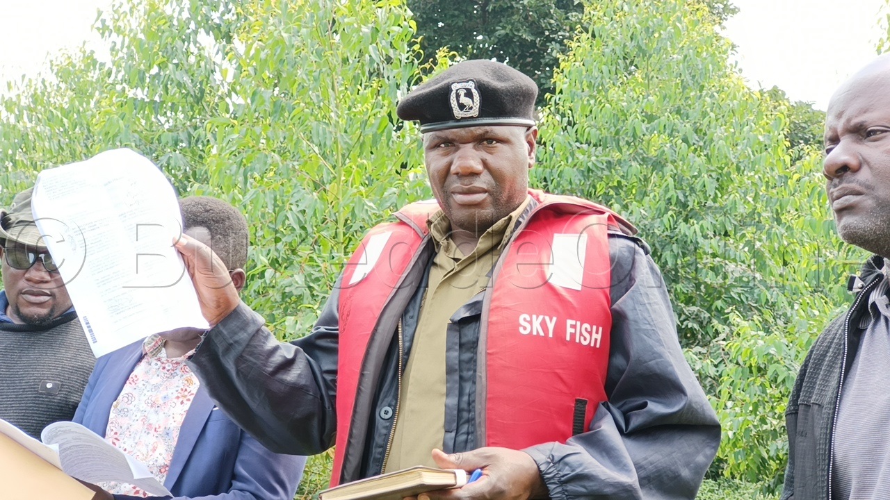 Atwala Poliisi Y'e Katosi Asp Peter Muhire Ng'alaga Abatuuze Saako N'abakulembeze Ekiwandiiko Kya Kkooti.