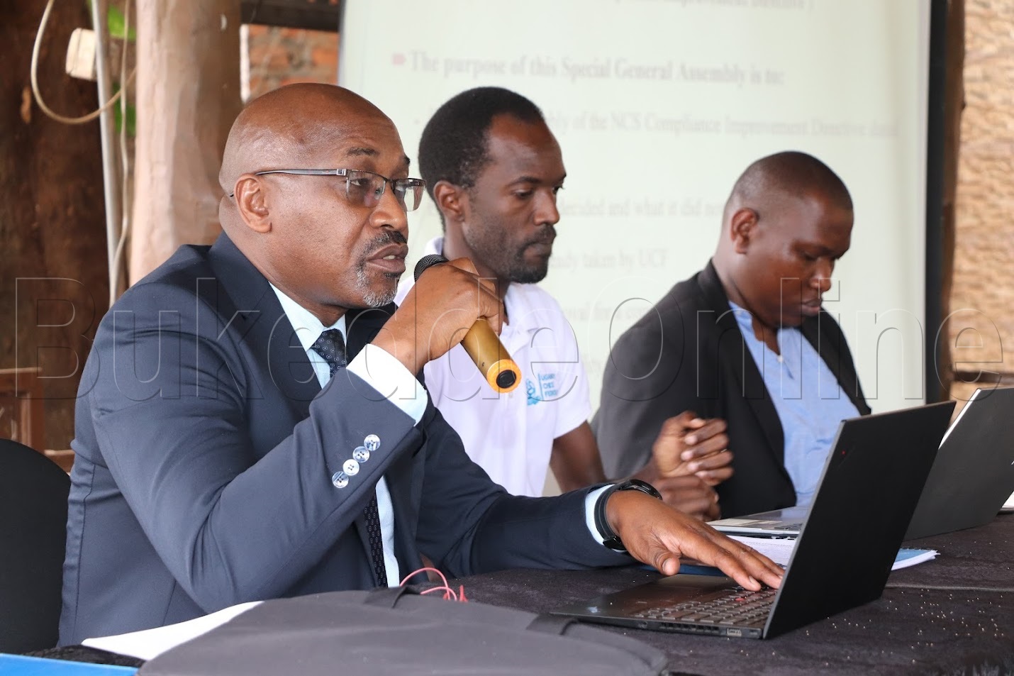 president wa UCF Andrew Bakiza nga aliko ensonga zayogera mu lukungaana