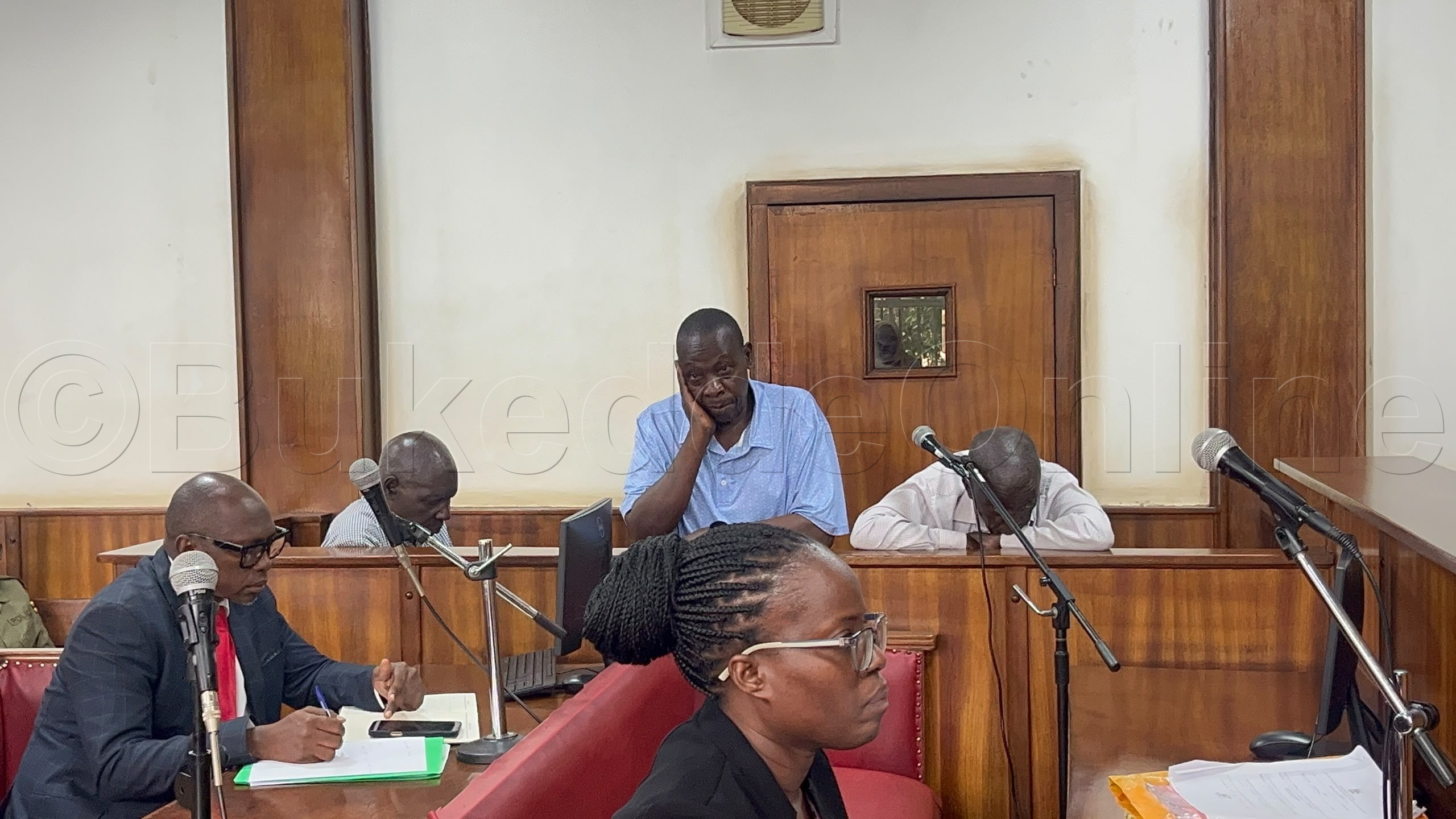 Rev.Nsubuga (ku kkono) ne banne okuli Sserwadda(wakati) ne Ssendege Mu Kaguli Ka Kkooti.