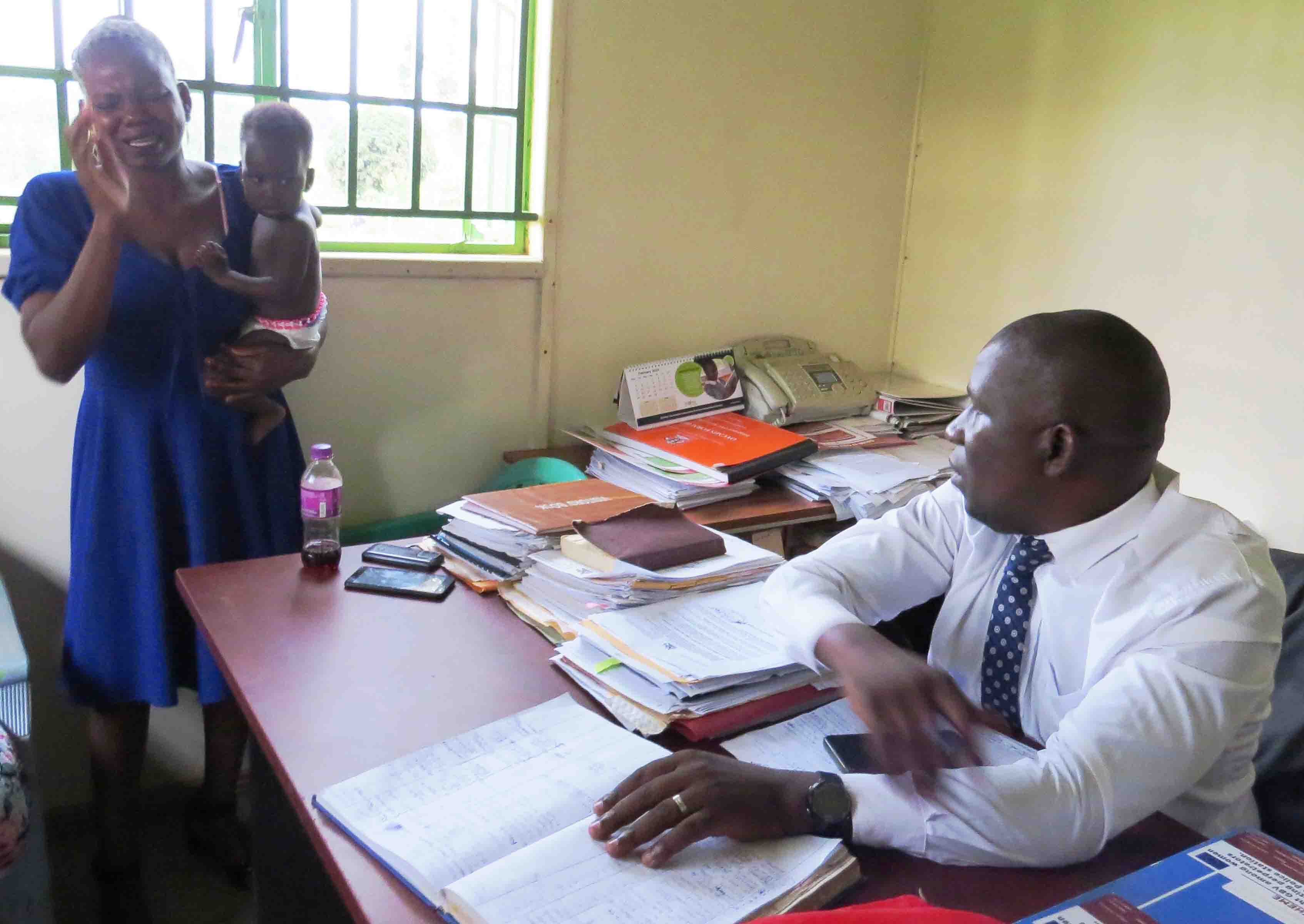 Nammondo Ng'akaabira Mu Ofiisi Ya Collins Kafeero.