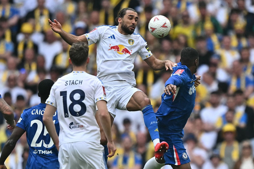 Leeds United's English striker #09 Dominic Calvert-Lewin (C) wins a header during the English FA Cup semi final football match between Chelsea and Leeds United at Wembley stadium in London, on April 26, 2026. 