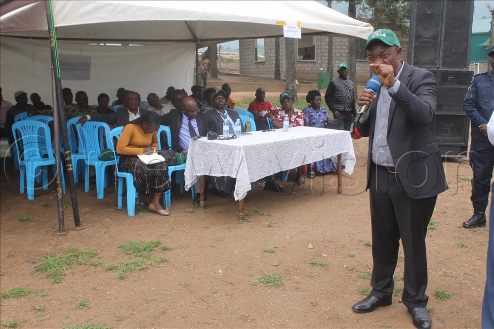 Local government minister Raphael Magezi urging farmers to always harvest ready coffee.