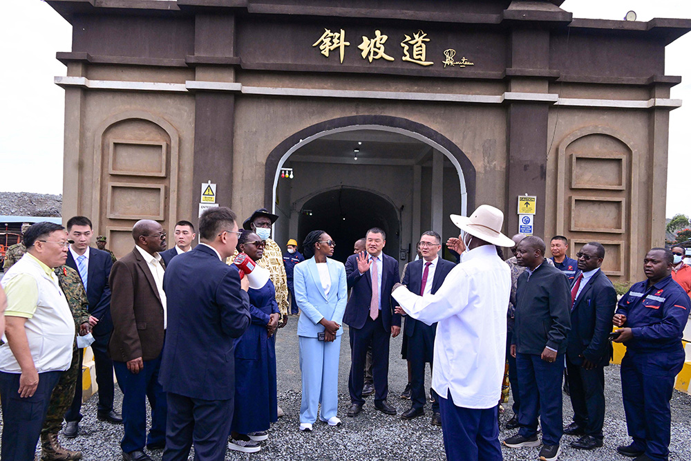 President Yoweri Museveni talks to the Chinese investors at the Wagagai gold mining project in Busia on Saturday shortly after commissioning the facility as ministers and other leaders look on. (PPU Photo)