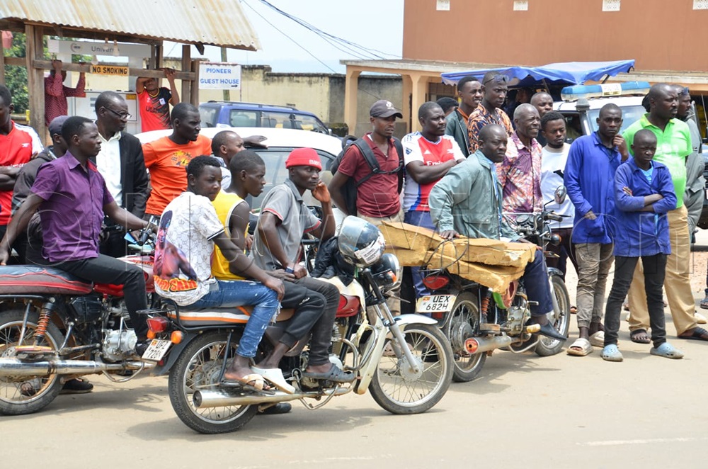 Voters listening to Muntu. (Credit: Stuart Yiga)